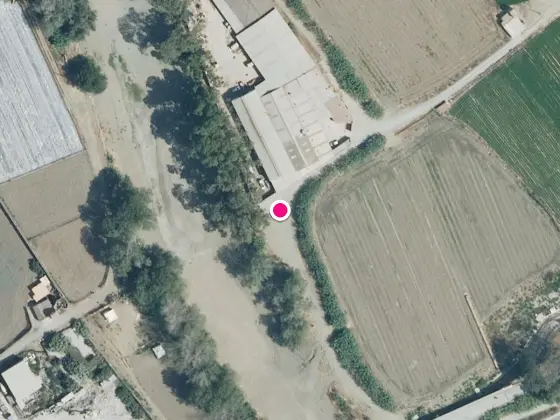 Descampado junto a la fábrica de chimeneas