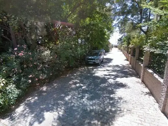 Callejón que da a la playa solitario y oscuro