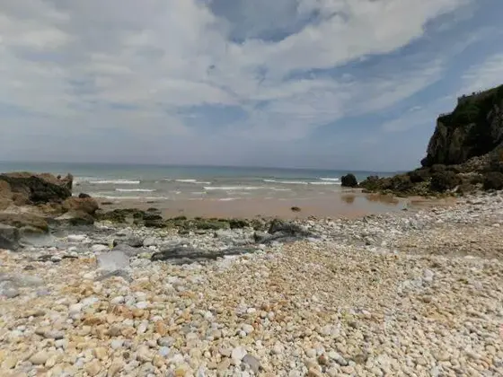 Por las piedras de la playa de Vidiago