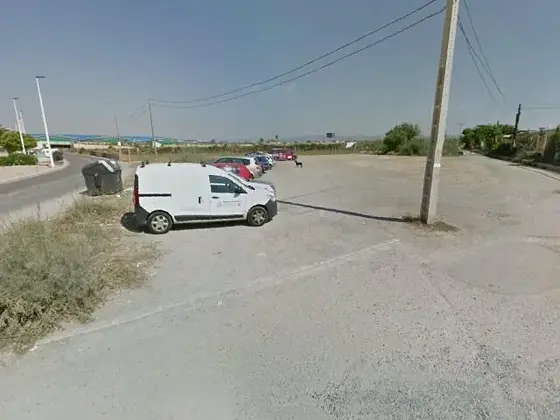 Parking al lado de un Camping cerca de la Playa