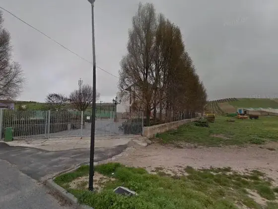 Zona trasera del polideportivo de Gobernador
