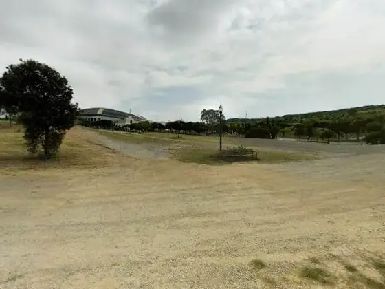 Amplio parking de tierra en el Palau sant jordi